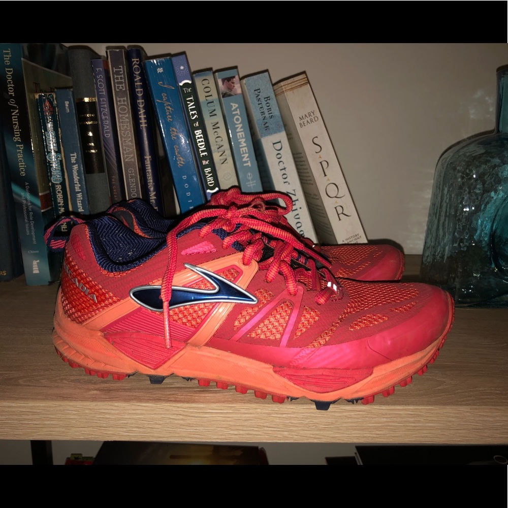 Brooks cascadia trail runners size 6